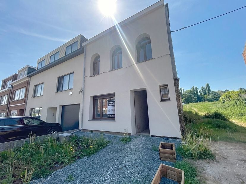 DILBEEK - REF: 6795800 - TE RENOVEREN GELIJKVLOERS 1 SLAAPKAMER + TUIN!!!&lt;br /&gt;
Wij bieden te koop aan deze prachtige te renoveren benedenverdieping m