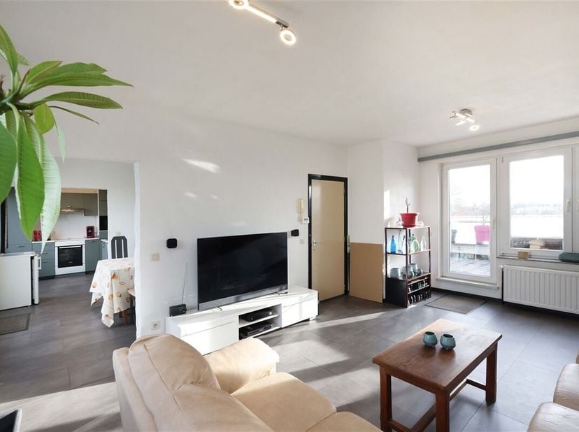 Gunstig gelegen lichtrijk appartement met 1 slaapkamer (mogelijk 2) én 2 unieke terrassen &lt;br /&gt;
Omgeving:&lt;br /&gt;
+ Rustig gelegen aan het gezellige Si