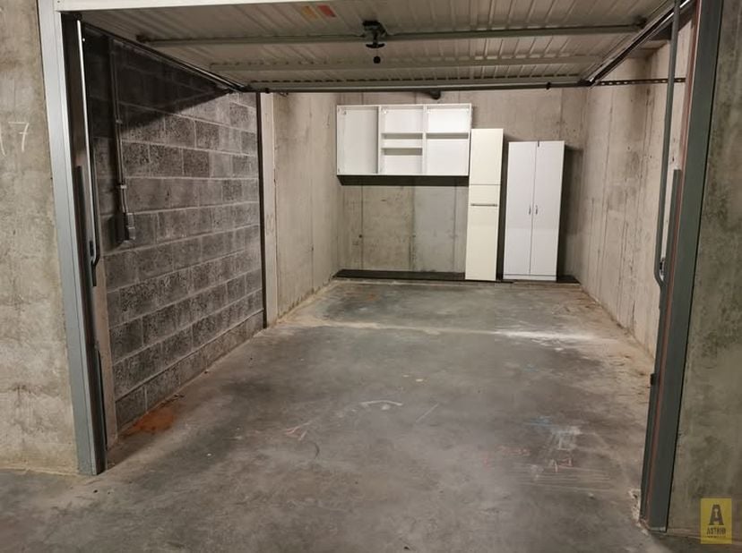Ruime ondergondse garagebox gelegen in een kleine residentie aan de Kapelstraat 163 te Bredene. Afmetingen: 5,9m diep *3,3m breed. Poort: 206m hoog *
