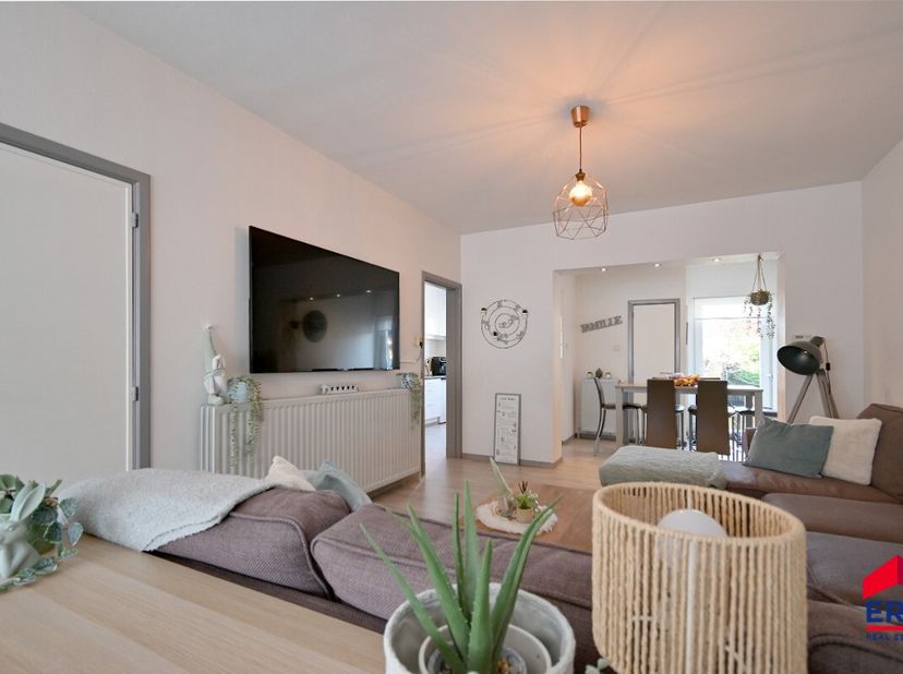 Ben je op zoek naar een fijne plek waar je je meteen thuis voelt? Deze charmante woning is instapklaar, goed onderhouden en heeft alles in huis om er