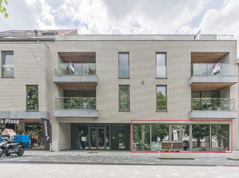 Gunstig gelegen commerciële ruimte (245m²) met kelder (28m²). Casco afwerking. Verdere afwerking in samenspraak. Ideaal voor HORECA met ruim terras.