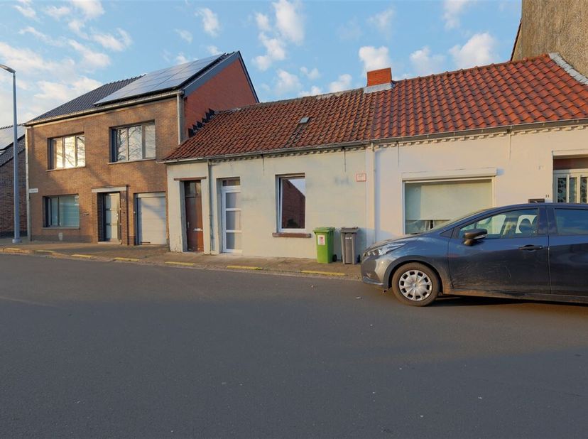 Cette maison à vendre entièrement à rénover/à démolir est située dans une rue très calme, au centre de De Klinge. Les restaurants, les magasins et les