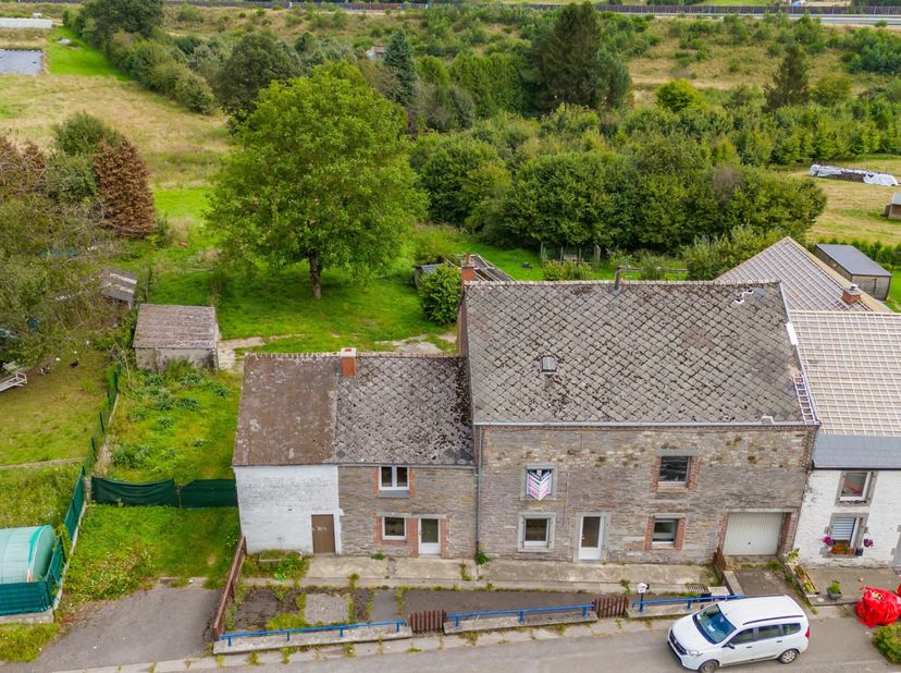 À la frontière française, découvrez cette magnifique bâtisse récemment rénovée, alliant charme et modernité. Cette maison vous séduira par ses beaux v