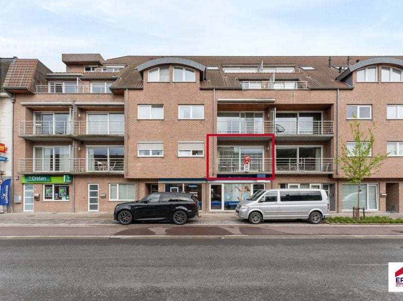 Uitermate verzorgd app. (96m²) met 2 slaapkamers, 2 terrassen en garage!Ligging: centraal gelegen in centrum Oostrozebeke, op wandelafstand van slager