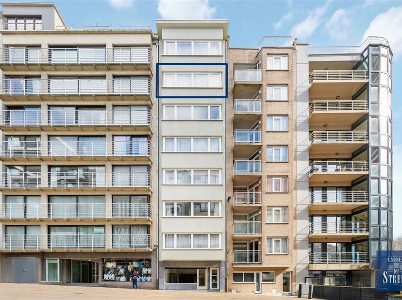 Dit prachtige appartement is gelegen op de 6de verdieping van een kleine residentie in een zijstraat van de zeedijk en biedt prachtig zijdelings zeezi