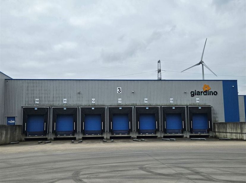 Centraal gelegen opslagruimte van 2600 m² met 3 laadkades en een sectionale poort.&lt;br /&gt;
Dit magazijn met een vrije hoogte van ca. 6 m is gelegen op d