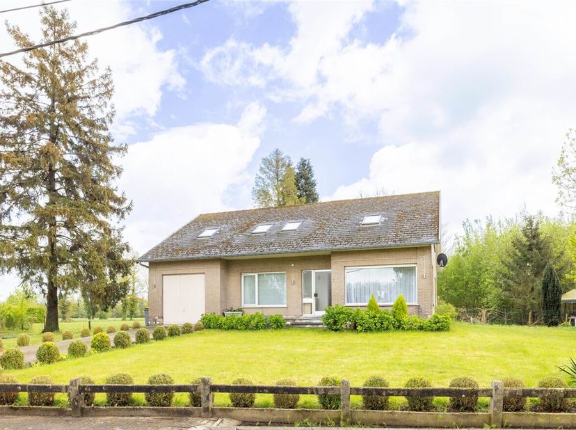 Ruime woning met 4 slaapkamers, garage en tuin op een groene locatie te Heist-op-den-Berg! Gunstig gelegen te Heist-op-den-Berg op wandelafstand van w