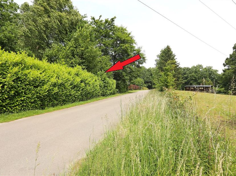 Agréable ensemble composé d&#039;un terrain à bâtir de 873 m² pour une maison 4 façades et un bois attenant à l&#039;arrière de 1977 m², au calme, dans une voie