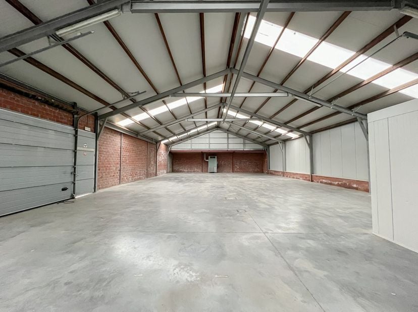 Deze loods is gelegen op Kunstdal te Eeklo met een zeer vlotte verbinding naar de E34.&lt;br /&gt;
&lt;br /&gt;
In de loods is er elektriciteit, verwarming en wat