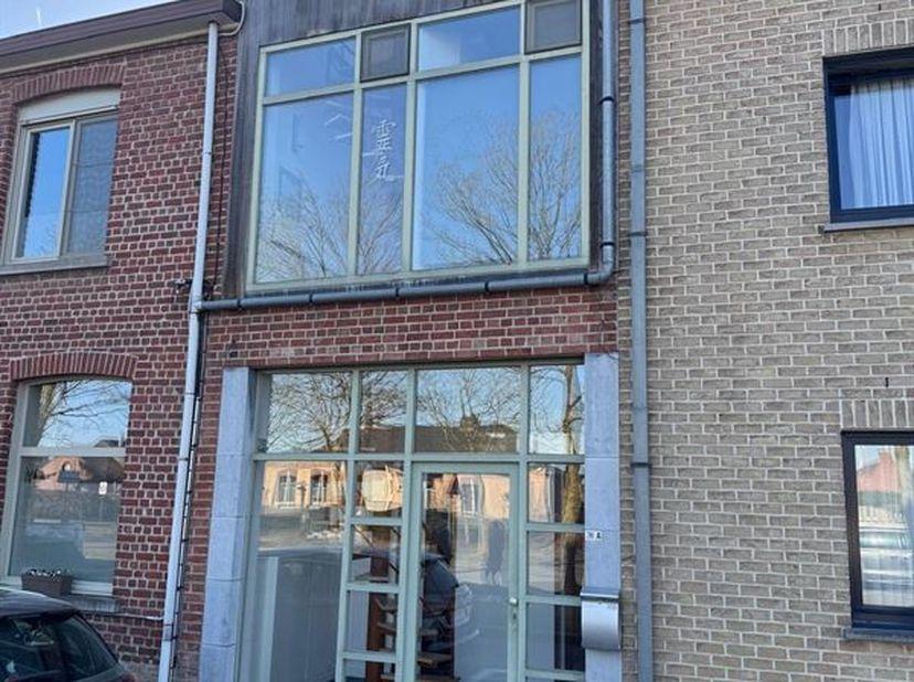 Deze gezellige en instapklare huurwoning biedt alles wat nodig is voor comfortabel wonen. De woning is praktisch ingedeeld en bevindt zich in een aang
