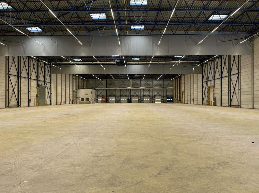 Fenomenaal gelegen logistiek magazijn bestaande uit 5.798 m² magazijnruimte met 1.830 m² kantoorruimte te huur.&lt;br /&gt;
&lt;br /&gt;
Deze strategisch gelegen