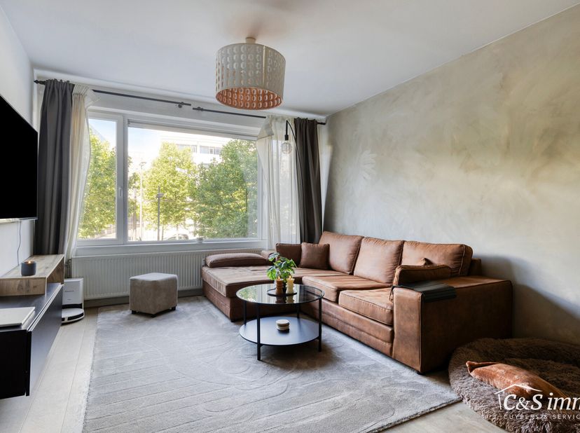Ontdek dit ruim en lichtrijk starters appartement dichtbij het centrum van Antwerpen met een absolute topscore qua mobiliteit. Ruime en lichtrijke eet