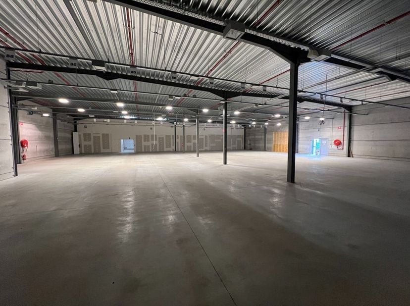 Deze loods bevindt zich op een vlot bereikbare locatie langs de Torhoutsesteenweg. Pal bij centrum Oostende en op een boogscheut van de E40. Rondom de