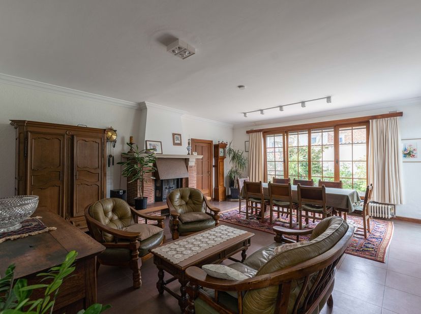 Deze centraal gelegen woning aan de rand van de stadsvest van Lier ligt nabij de Netevallei en Natuurgebied Nazareth. Op wandelafstand van het centrum