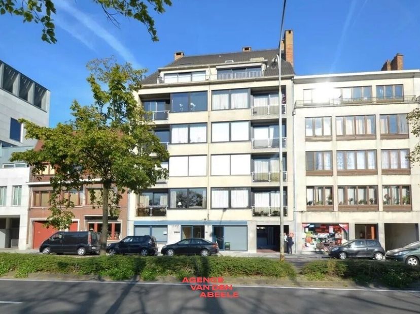 Wenst u een mooi uitzicht vanuit uw appartement, dan is dit een aanrader! Daarbij komt ook de uitermate gunstige ligging, inclusief vlotte verbindinge