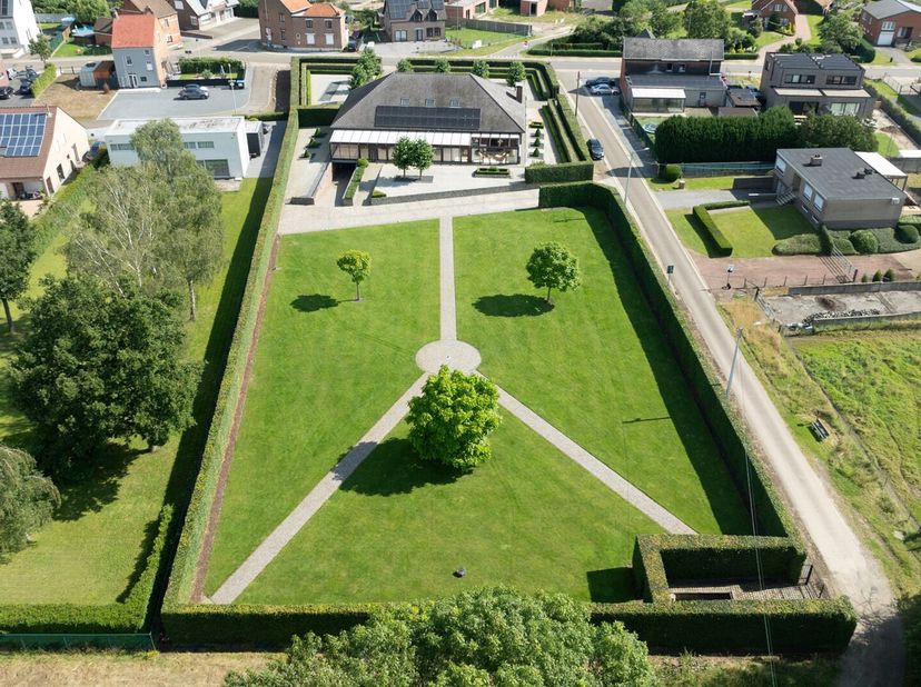 Deze uiterst ruime oerdegelijke villa, gelegen op een royaal perceel van 4860 m² in een centraal gelegen omgeving, biedt een ongezien kwaliteitsniveau