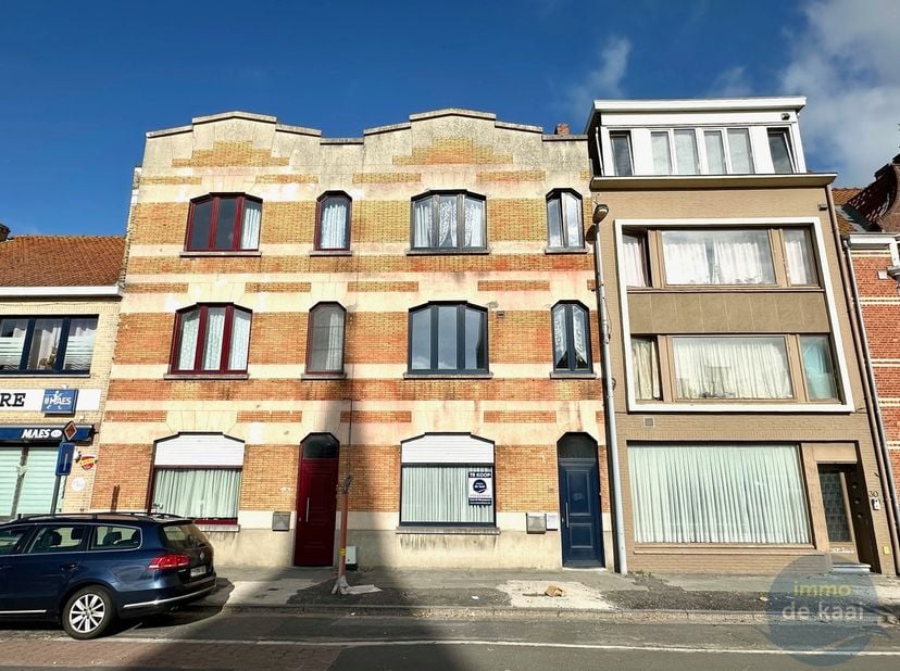 Opbrengstwoning in Lombardsijde bestaande uit 2 appartementen en met een grondoppervlakte van 290m²&lt;br /&gt;
Dit gebouw beschikt over een gelijkvloers ap