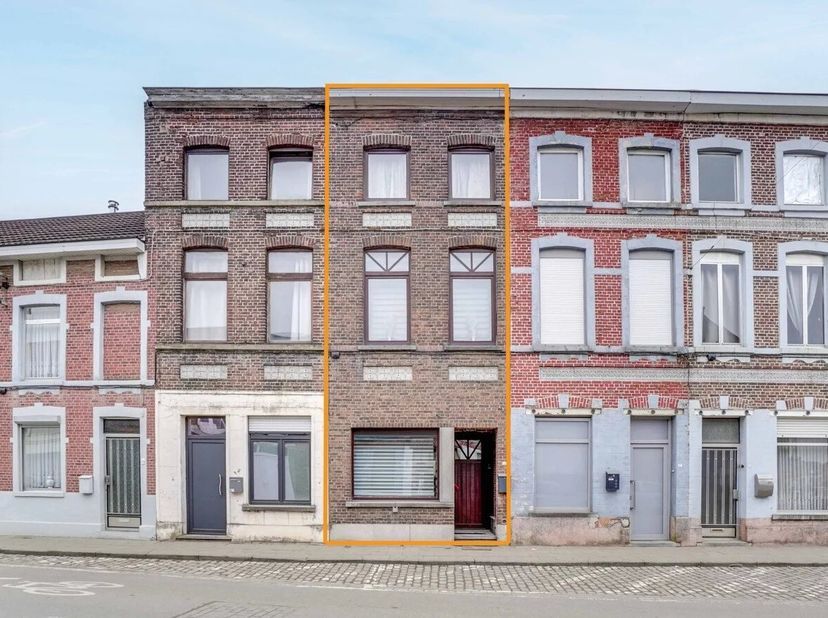 Deze gesloten bebouwing met vier slaapkamers ligt in het centrum van Diest, in de Statiestraat.&lt;br /&gt;
De woning is momenteel verhuurd maar kan vrij sn
