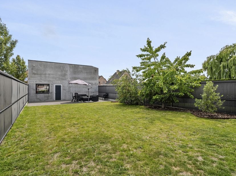 Goedgelegen INSTAPKLARE HOB met oprit en tuin, en RECENTE LOODS van 100m2 (+ verdiep) met 2 sectionaalpoorten. Ideaal voor zelfstandige of doe-het-zel