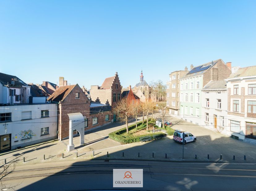 Dit ruim en lichtrijk appartement (134 m²) gesitueerd in hartje Gent kijkt uit op het rustige Begijnhof en is gelegen vlakbij het Gravensteen &amp; de Kor