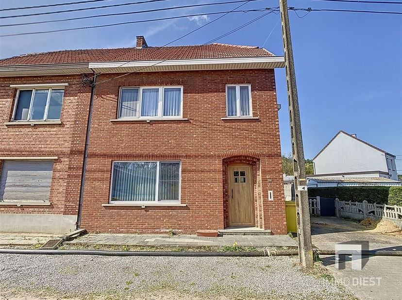 Deze solide woning uit 1959 ligt op een knap perceel van 8a 25ca en biedt volop mogelijkheden om jouw woondroom waar te maken. &lt;br /&gt;
De vaste trap na