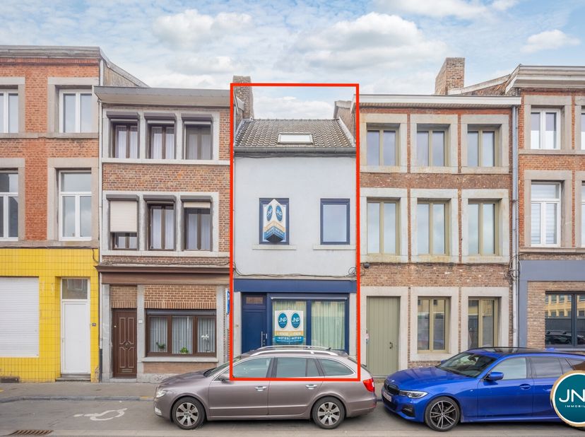 JNP Immobilier a le plaisir de vous présenter cette belle maison idéalement située à proximité de toutes les commodités (écoles, commerces, tram, bus,