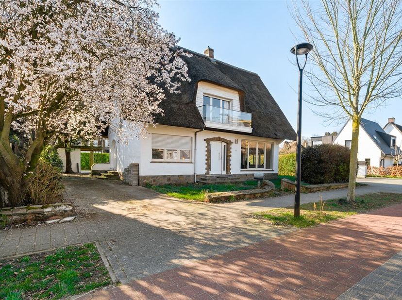 Prachtige villa (160m²) voorzien van 3 slaapkamers op een perceel van 570m² op toplocatie te Hove biedt tal van mogelijkheden!&lt;br /&gt;
Ligging: Gelegen