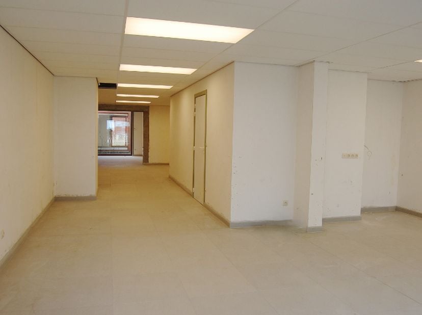 Ruim handelspand (168m²) met diverse mogelijkheden te huur.&lt;br /&gt;
Centraal gelegen in het centrum van Oostduinkerke-Bad, op de Koninklijke Baan tussen