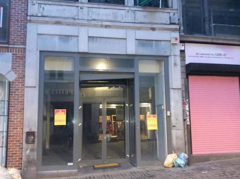 A louer surface commerciale situé dans la Grand Rue à Mons - surface commerciale 180m2 - Loyer 2500euro/Mois + précompte immobilier - Possibilité d&#039;ac
