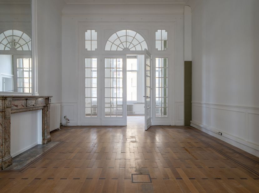 Bent u op zoek naar een uitgebreid en centraal gelegen kantoorruimte in Kortrijk? Dit karaktervolle pand van ca. 650 m², verdeeld over het gelijkvloer