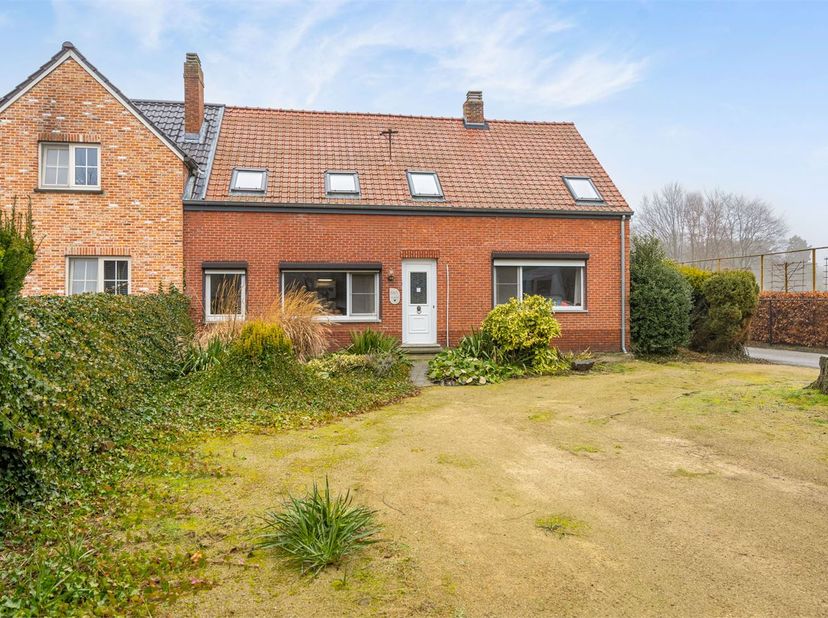 IDEALIS VASTGOED – AANGENAME OP TE FRISSEN WONING MET 2 BADKAMERS, 2 KEUKENS EN MOGELIJKHEID TOT 3 SLAAPKAMERS MET EEN BEWOONBARE OPPERVLAKTE VAN + -
