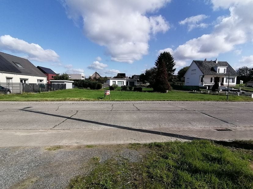 In het landelijke Hoeleden vinden we deze mooie bouwgrond voor een open bebouwing terug met een grootte van 6a 47ca.&lt;br /&gt;
&lt;br /&gt;
Voor meer informatie