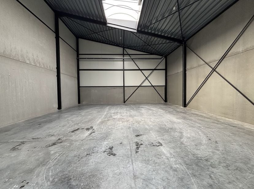 Unité PME récemment construite d&#039;environ 180 m² à louer dans le projet Zeus situé le long de la Gauwelstraat à Zwevegem. &lt;br /&gt;
Commodités: &lt;br /&gt;
- E