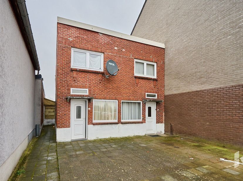 Te renoveren, halfopen woning (90m²) met 2 slaapkamers en een terras op een perceel van 238m² nabij het centrum van Lommel.&lt;br /&gt;
INDELING&lt;br /&gt;
Gelij