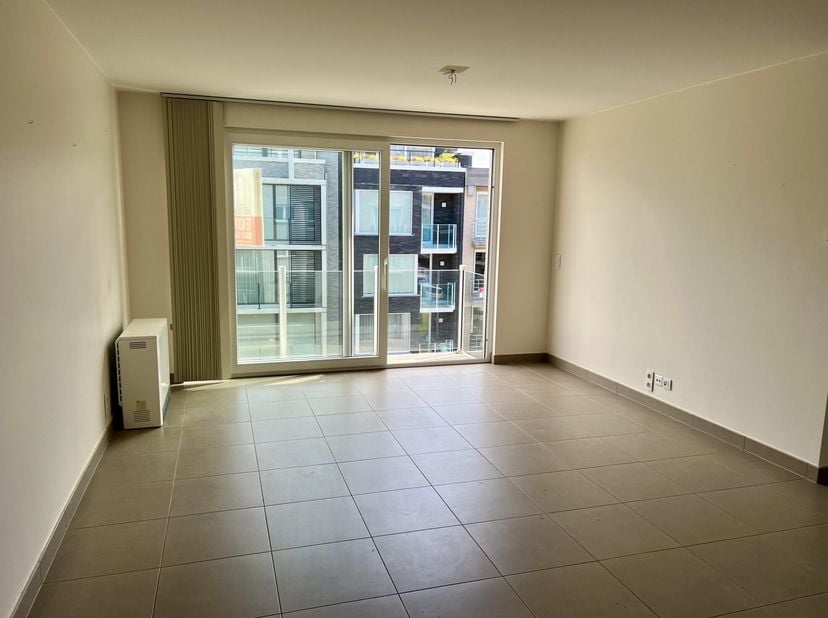 Licht en recent appartement in het hart van Wenduine, op wandelafstand van de Zeedijk en slechts enkele meters van de Kerkstraat. Indeling: inkom- en