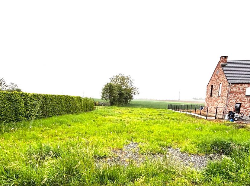 Beau TERRAIN de 1063m2 pour villa, belle vue. Orientation sud ouest,  libre de constructeur.