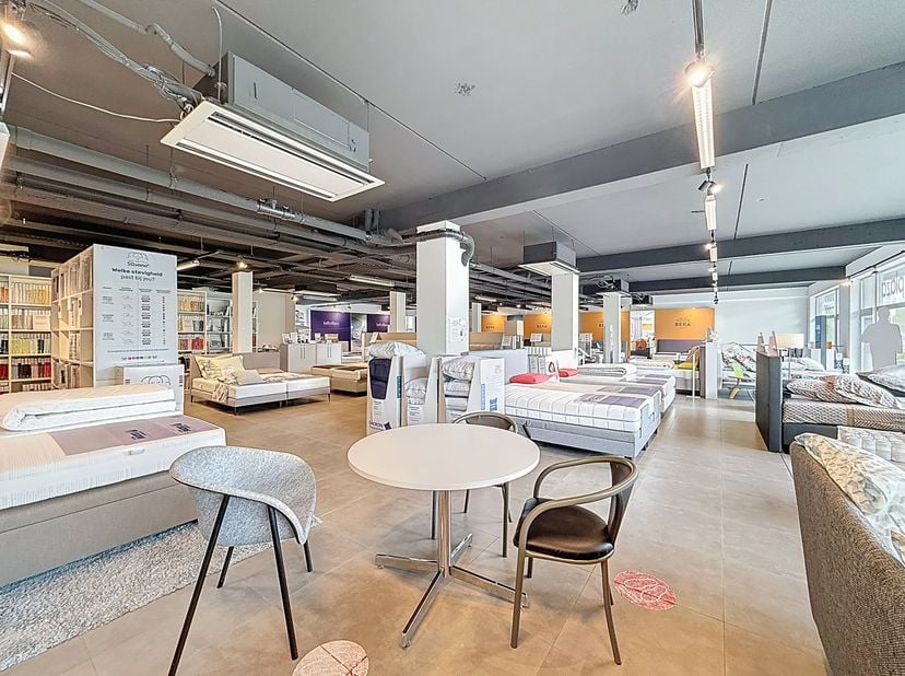Cette propriété commerciale d&#039;environ 617 m² est répartie sur deux étages et dispose de trois places de parking. Le bâtiment est facilement accessible