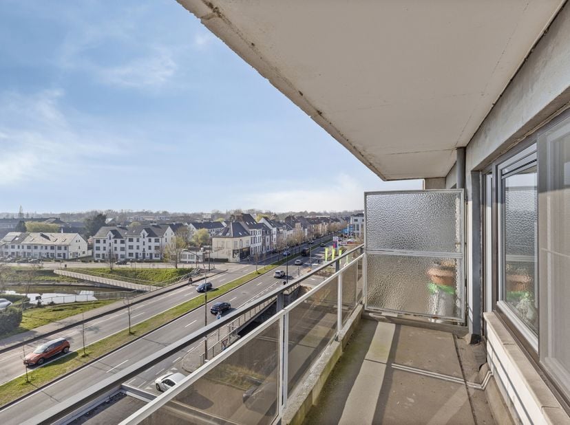 Deze lichtrijke studio is ideaal gelegen, vlak bij winkels, een supermarkt, een park en openbaar vervoer. Het bruisende centrum van Gent is op wandel-