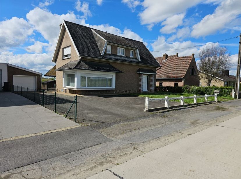 Deze te renoveren villa (stevige constructie) is gelegen op een rustige locatie in Grimmige, deelgemeente van Geraardsbergen.&lt;br /&gt;
Het perceel waarop