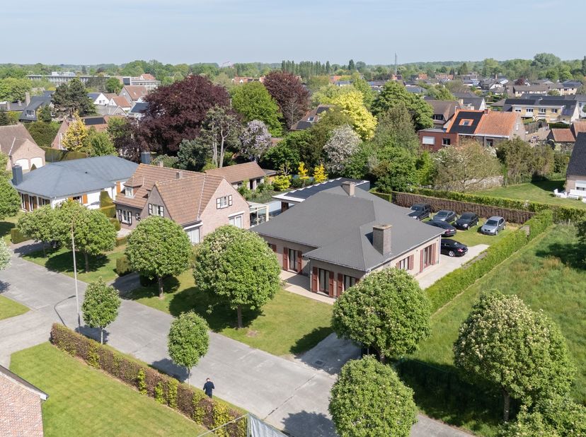 Ruime, goed onderhouden woning in een rustige woonwijk in De Pinte!&lt;br /&gt;
&lt;br /&gt;
Voor meer info elisa@ocvastgoed.be of 0468 45 65 26! &lt;br /&gt;
&lt;br /&gt;
Be