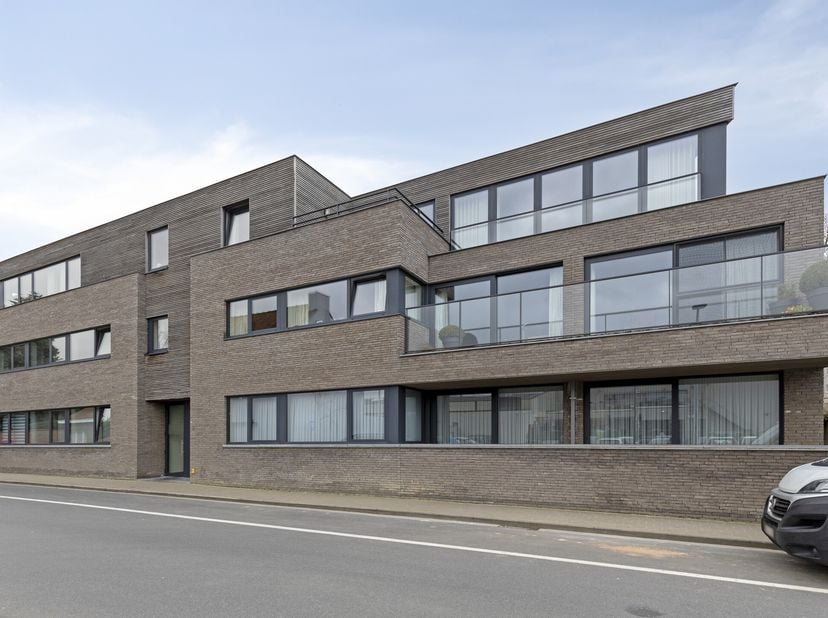 Découvrez ce bel appartement de deux chambres à vendre, situé dans une rue calme à quelques pas du centre et de la Grote Markt de Poperinge. &lt;br /&gt;
L&#039;