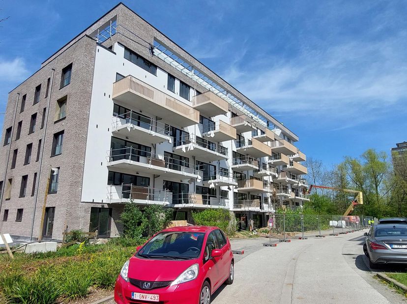 WOLUWE-SAINT-LAMBERT, à proximité du shopping de Woluwe et des transports en communs (métro Roodebeek). Bel APPARTEMENT (2ch/2sdb) de 95m² avec terras