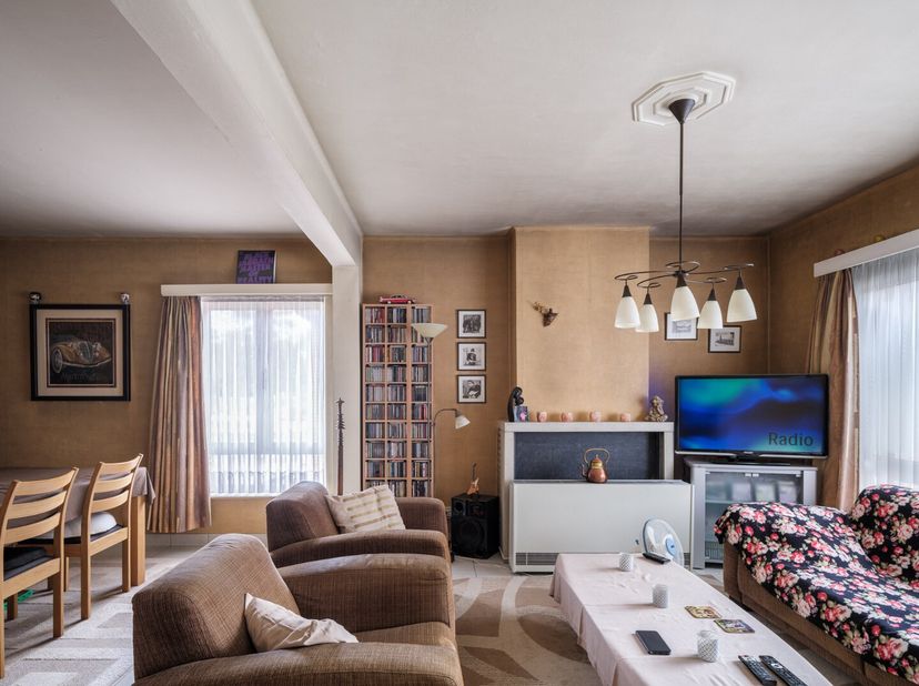 In het hart van Wetteren, op de eerste verdieping van een kleinschalig gebouw, wacht dit appartement op zijn nieuwe eigenaar. De gunstige ligging zorg