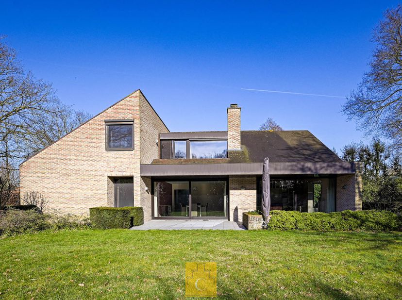 Villa, gebouwd door de huidige eigenaar en aannemer, waar kwaliteit en duurzaamheid centraal staan. Met een bewoonbare oppervlakte van maar liefst 392