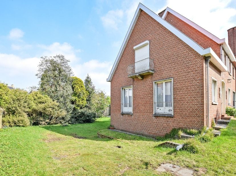 Authentieke te renoveren halfopen woning te Nieuwpoort-Stad op 511 m². Dit renovatieproject kan een pareltje worden. Deze goed gelegen woning omvat in