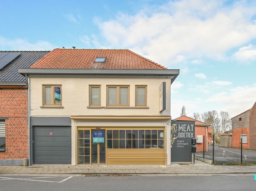 Deze handelswoning is gelegen in het bruisende centrum van Beveren-Leie, op een uitstekende locatie. Het woongedeelte bevindt zich op de eerste verdie