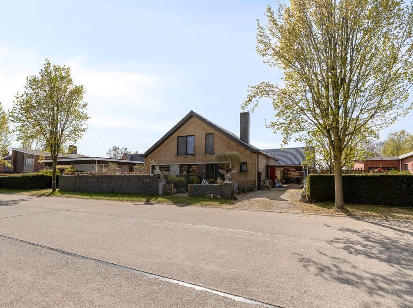 Goed gelegen instapklare open bebouwing nabij het Molsbroek.&lt;br /&gt;
Inkomhal met vestiaire, technische ruimte, apart toilet, zeer ruime living met open