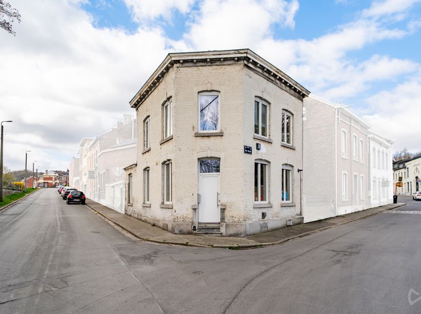 We Invest Liege et Lucas (0479/76.60.97) vous proposent cette maison lumineuse. Elle se compose de trois chambres, dune cuisine moderne et dun grand g