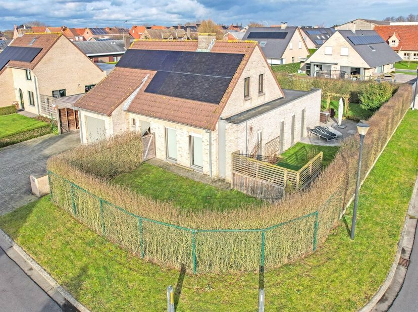Energiezuinige alleenstaande villa met 5 slaapkamers. In een rustige, doodlopende straat ligt deze instapklare en duurzame woning. Dankzij 20 zonnepan