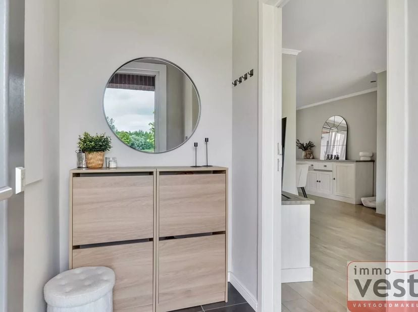Bent u op zoek naar een instapklare woning met karakter, ruimte én een landelijke afwerking? Dan is deze prachtige halfopen bebouwing precies wat u zo